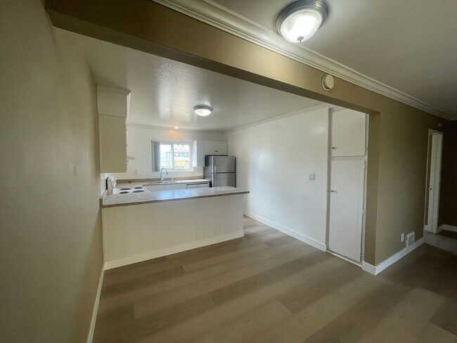 Building Photo - 1 Bedroom Just Blocks From the Ocean
