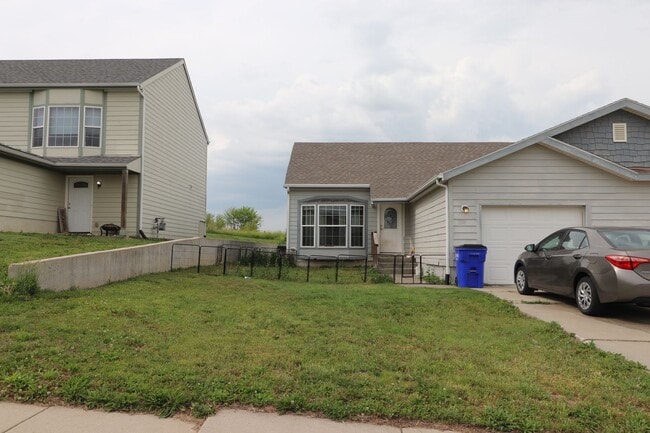 Building Photo - Spacious Town House for Rent