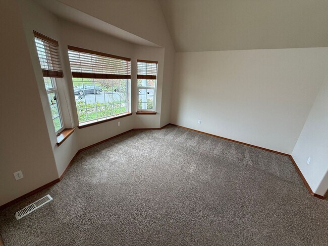 Building Photo - Beautiful 4 Bedroom in the Hidden Lake Community!