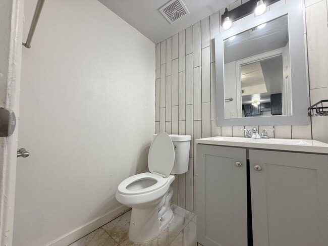 Building Photo - 5220 W Lynwood St