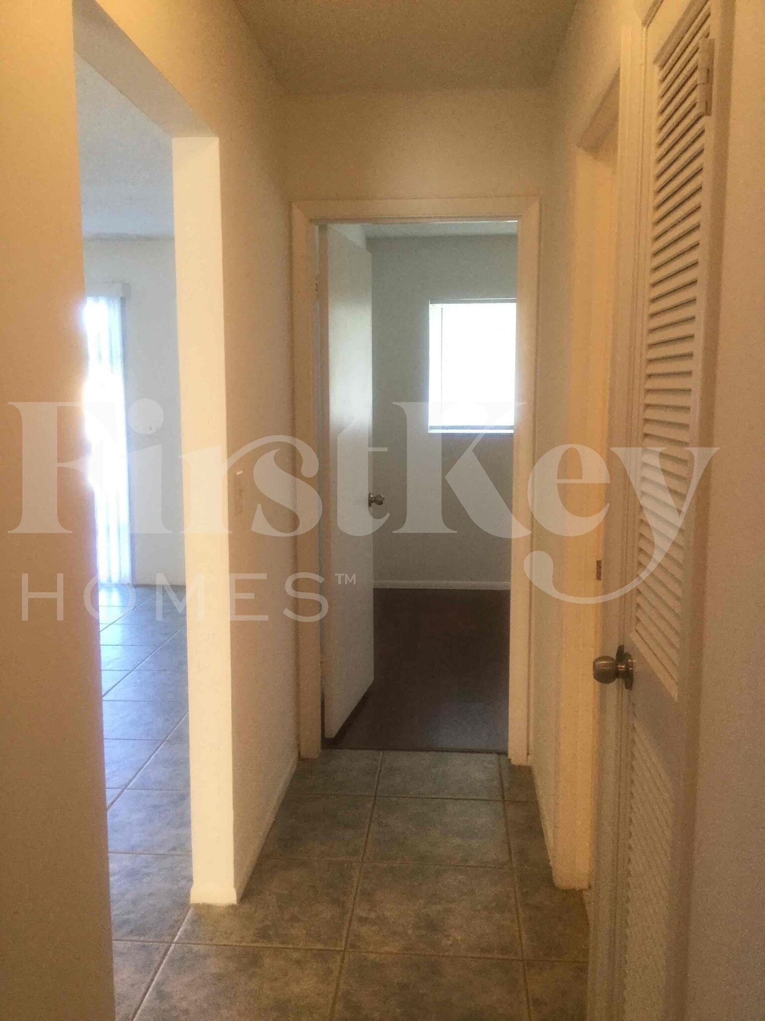 Building Photo - 305 NE Floresta Dr