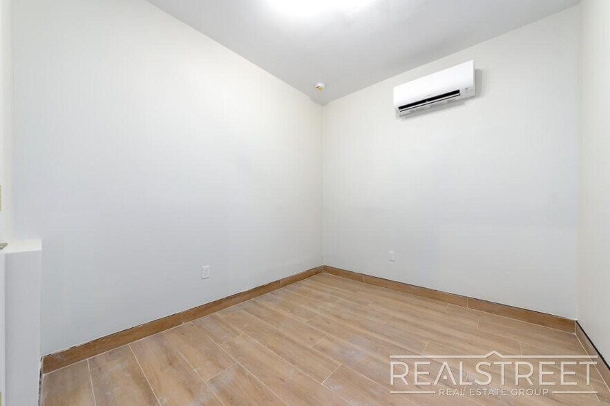 Building Photo - Spacious 5-Bedroom, 2-Bath Duplex in Prime...
