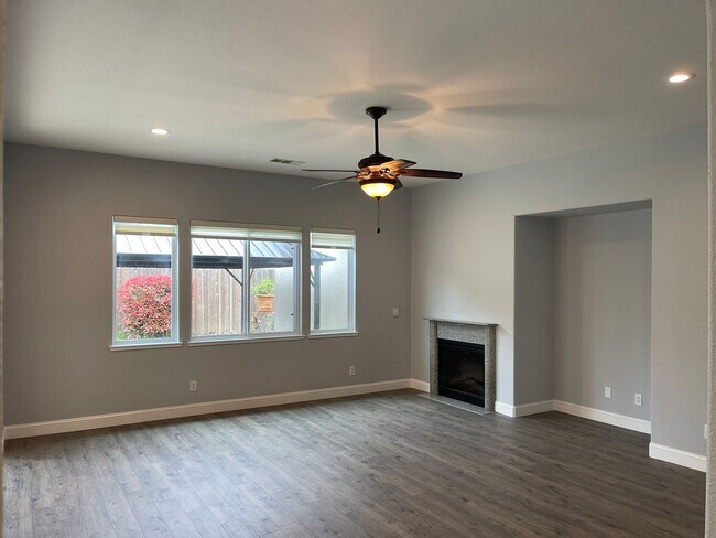 Building Photo - Immaculate 4br Pet Friendly Home in Morada