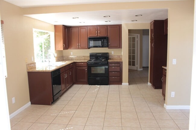 Building Photo - 4BR/3Bth Home in Rancho Del Oro!! –Maplewood