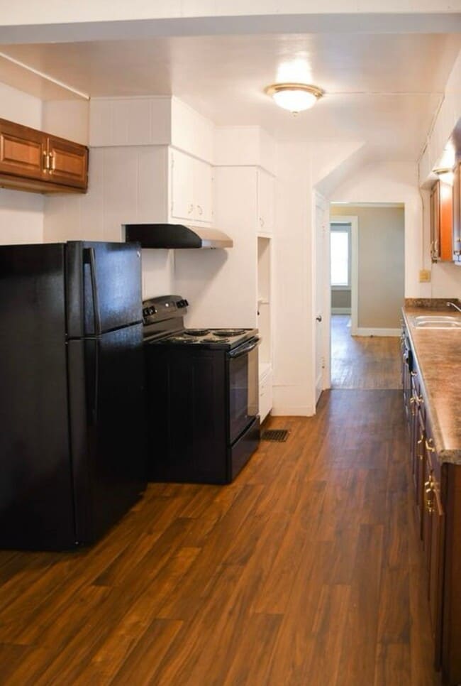 Building Photo - Charming 3-Bed Home with Fireplace & Hardw...