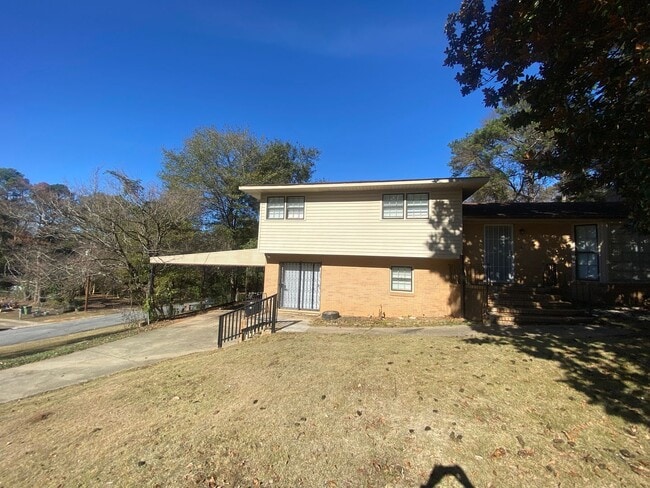 Building Photo - **ON HOLD**Near Ft. Benning. Columbus, GA  Bedroom 4 / 1 Full Bathroom & 2 Half Bathroom Home for...