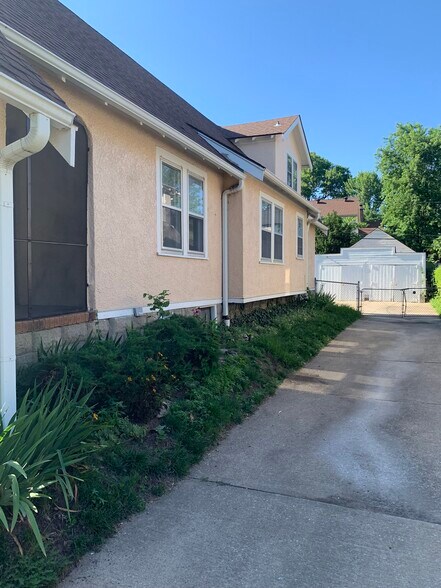 Building Photo - 706 E 71st Ter