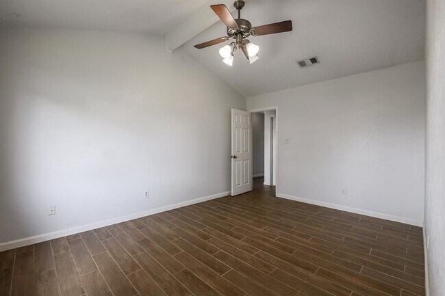 Building Photo - 2107 Laura Ct