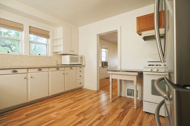 Building Photo - 802 Ussie Ave