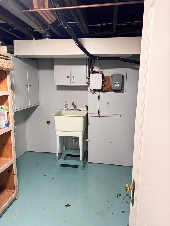 Building Photo - Historical Duplex - Spacious 3 Bedroom, 2.5 Bath Duplex with fenced in private patio.