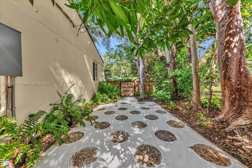 Building Photo - 7341 SW 64th Ct