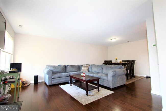 Building Photo - Crestwood 2 bed + Loft Large Condo Availab...
