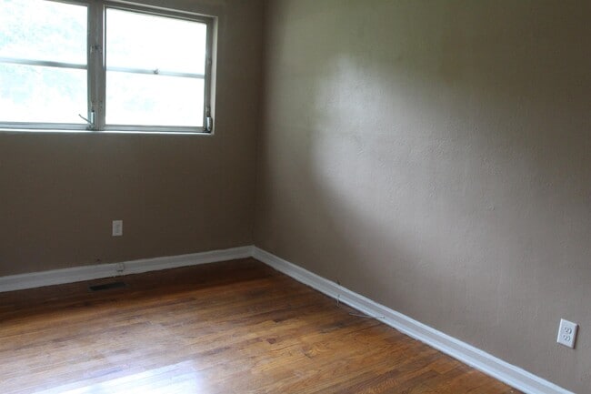 Building Photo - 103 S Shadowlawn Dr