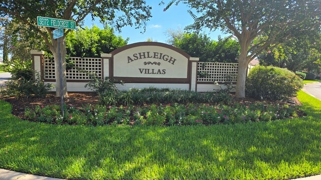 Building Photo - 2 bedroom 2 bath located in Ashleigh Villas