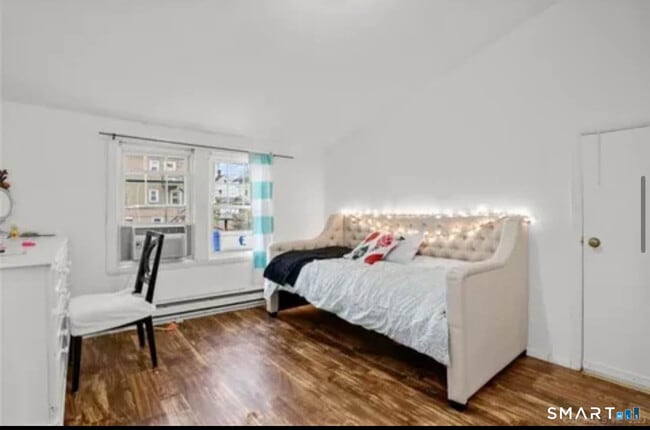 Building Photo - 2 Oak St