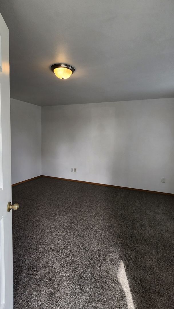 Building Photo - 2 bed 1 bath home in the country with park...