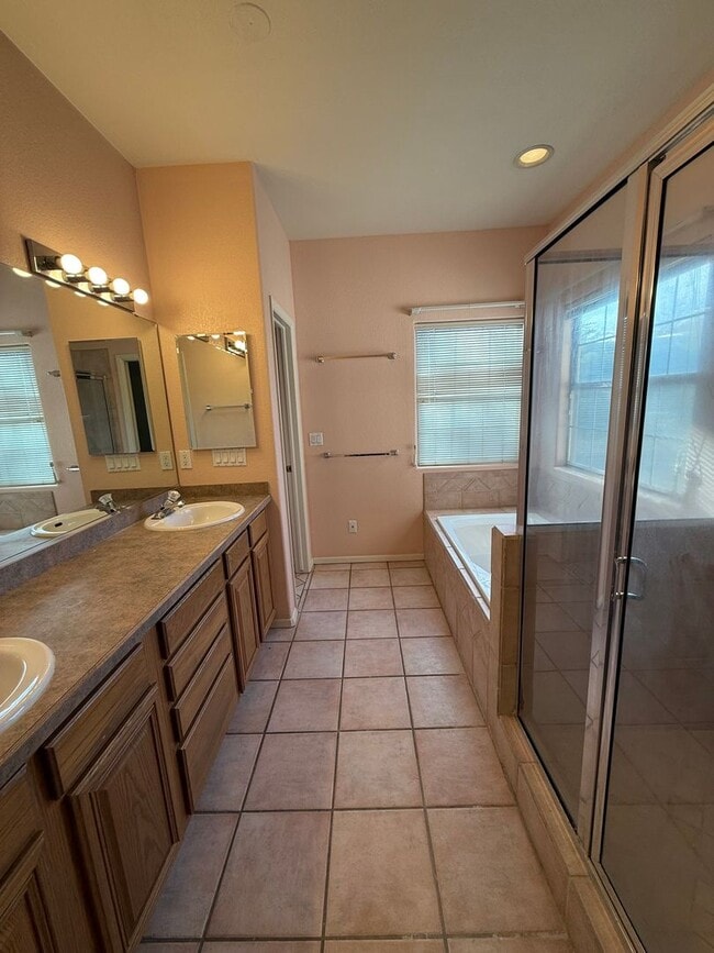 Building Photo - Beautiful 3 Bedroom/2.5 Bathroom Home Located off Roadrunner