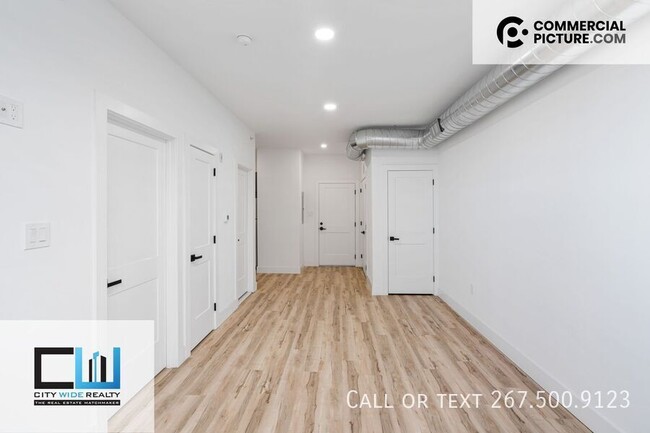 Building Photo - Great Location. Modern Two bedroom Apartment.