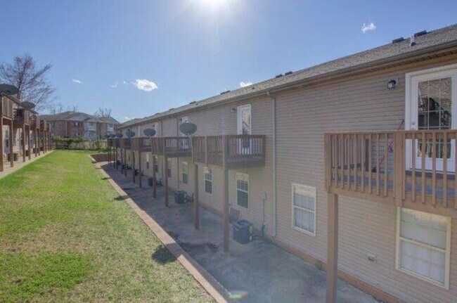 Building Photo - 1718 Thistlewood Dr