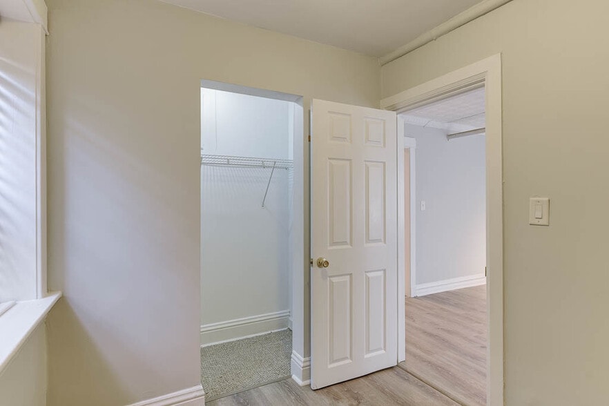 Building Photo - 2042 W Armitage Ave