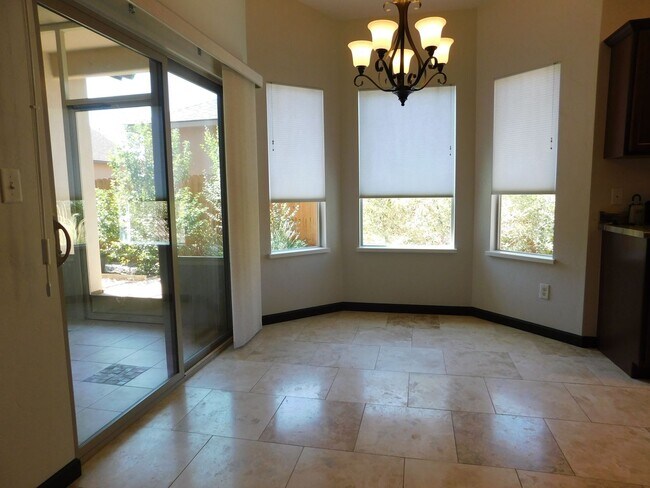 Building Photo - Beautiful Home in Clifton