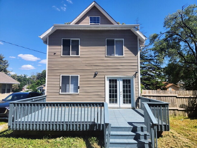 Building Photo - 1334 E 14th St