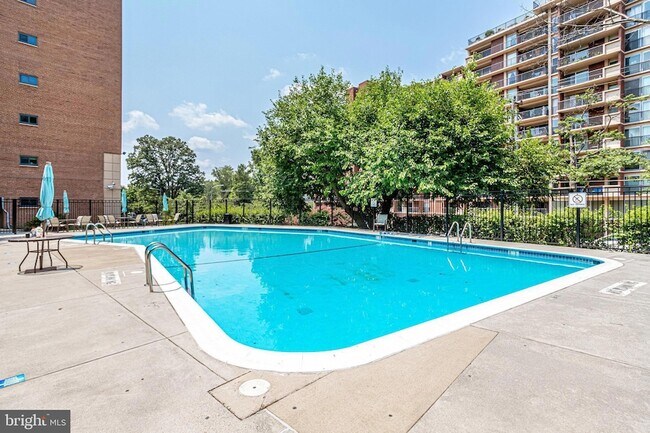 Building Photo - 1200 S Arlington Ridge Rd