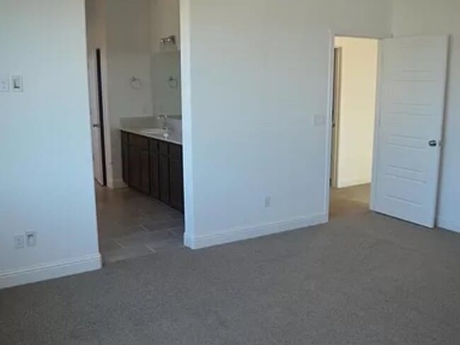 Building Photo - 2402 Urdaneta Way