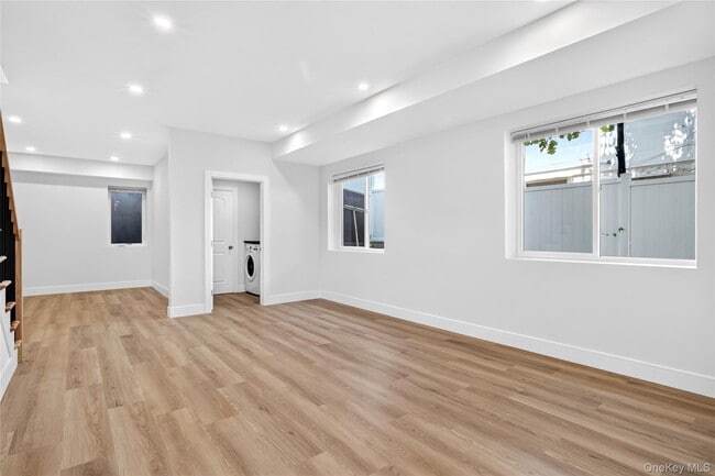 Building Photo - 42 Linwood Rd N
