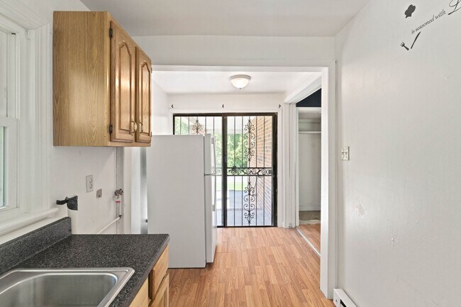 Building Photo - 516 N Center St