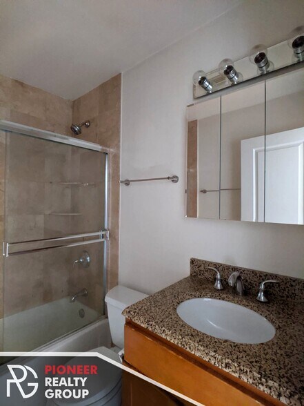 Building Photo - 618 W Wrightwood Ave