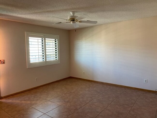 Building Photo - 1 bed, 1 bath upstairs unit for rent