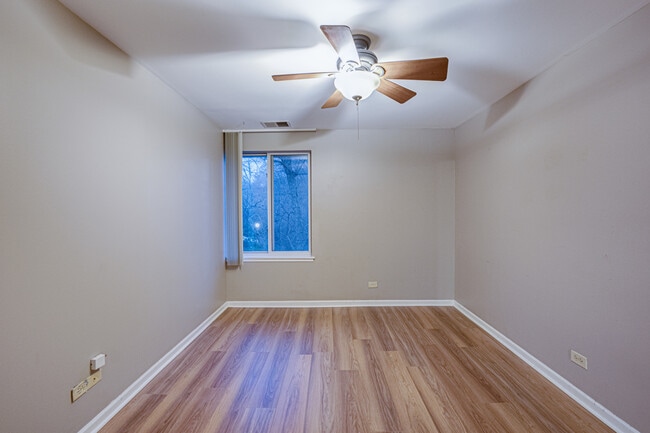 Building Photo - 5801 Oakwood Dr