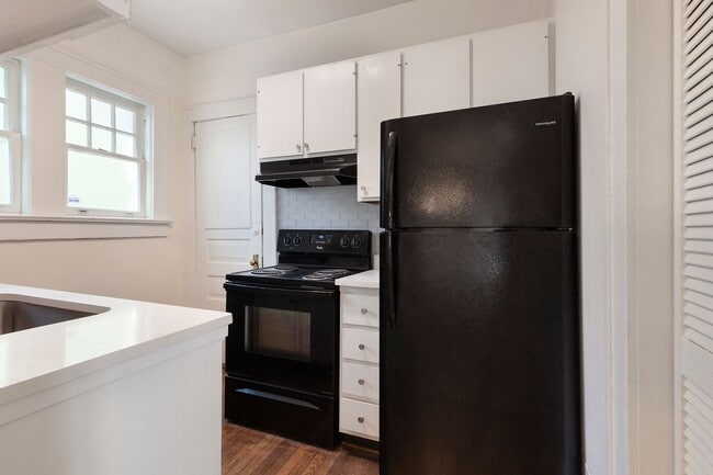 Building Photo - Spacious 1/1 Condo w/ Enclosed Patio & Off...