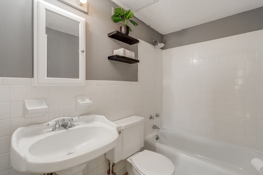 Bathroom - 1520 Senate
