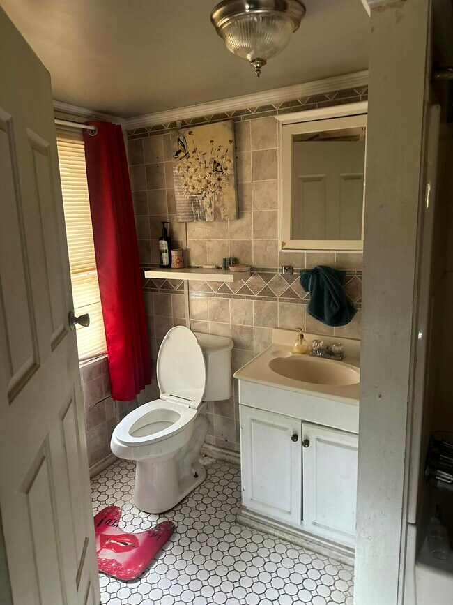 Building Photo - 82 E Hampton St