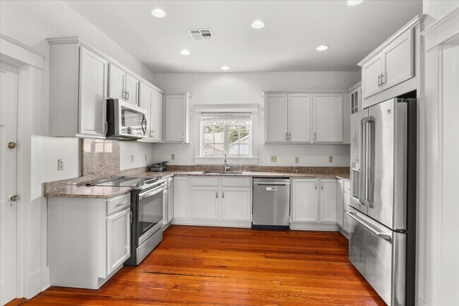 Building Photo - 5 BR- Available June 2027 lease - Renovated House steps from Campus!