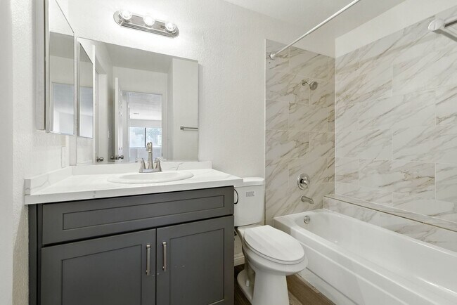 Building Photo - SW!! 2 Bedroom Condo!! 1st Floor!! Newly r...