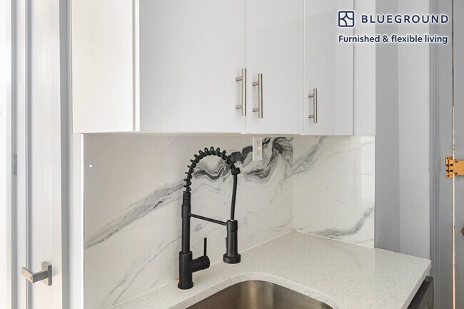 Building Photo - 161 W 54th St