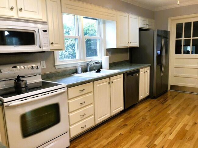 Building Photo - 218 Marty Dr