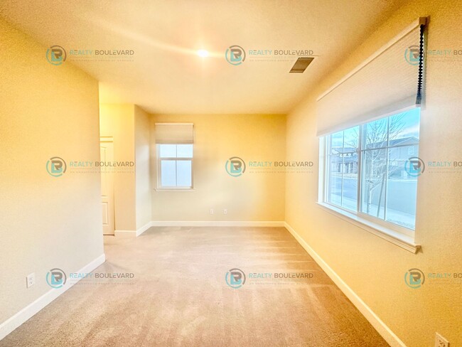 Building Photo - Beautiful 4 Bedroom, 2 Bathroom, 2 car gar...