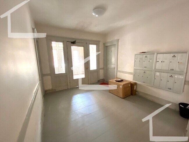 Building Photo - Check out this 1 bed 1 bath in Allston