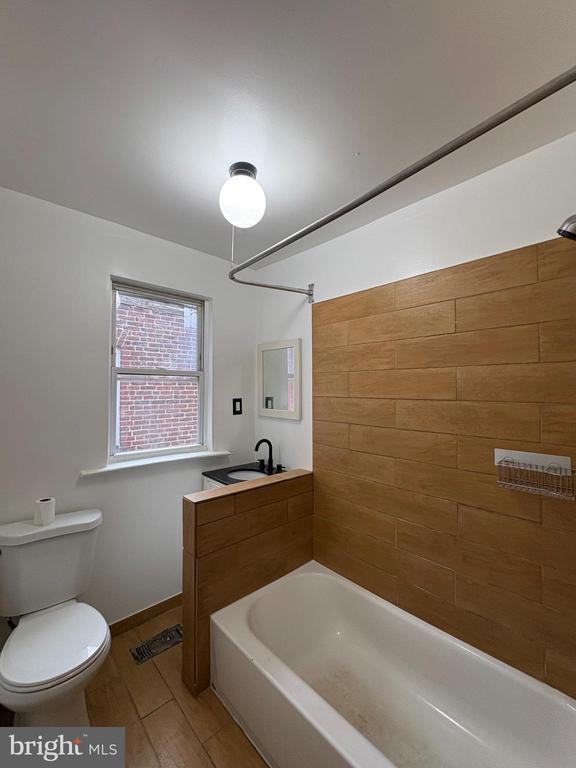 Building Photo - 5504 Devon St