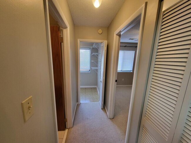 Building Photo - 147 King Edward Way