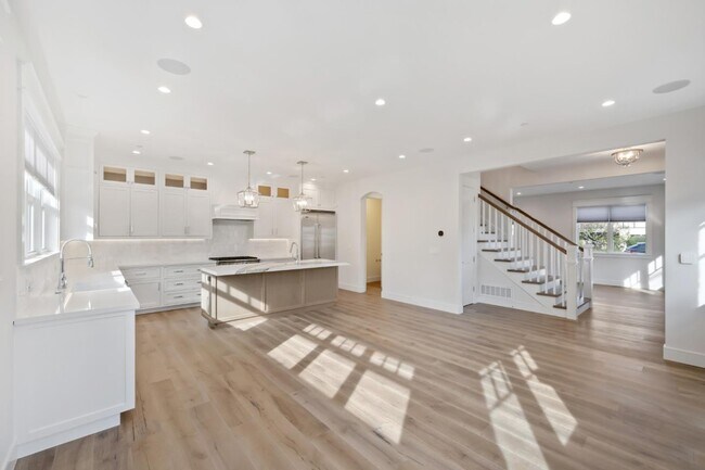 Building Photo - 261 E Bellevue Ave