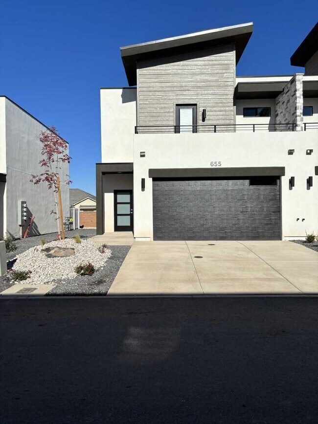 Beautiful Crimson Park Townhome END UNIT! 655 Eureka Aly Washington