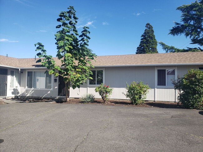 Building Photo - Updated Four-Plex in SE Portland with Fenc...