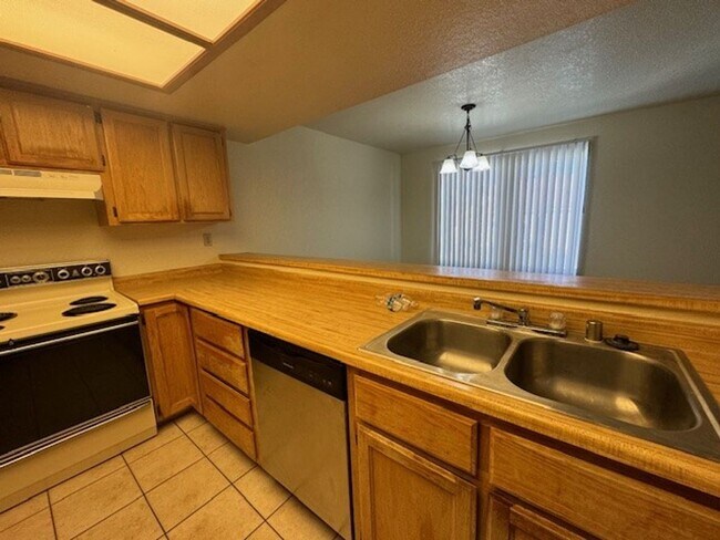 Building Photo - 2BR Condo w/Marina and Dock-Gated Waterfro...