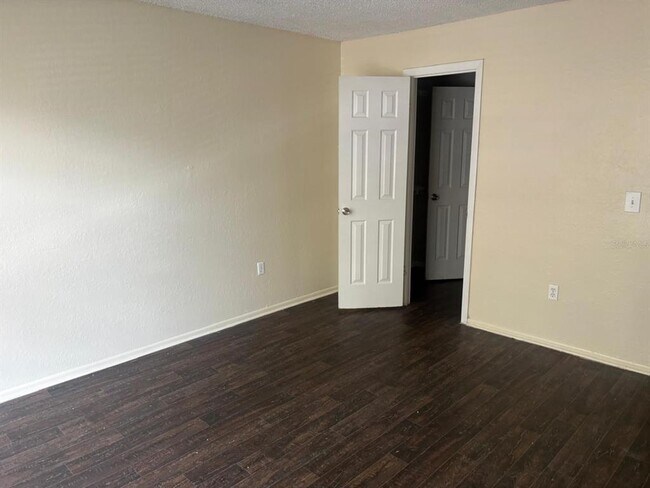 Building Photo - 4015 Versailles Dr