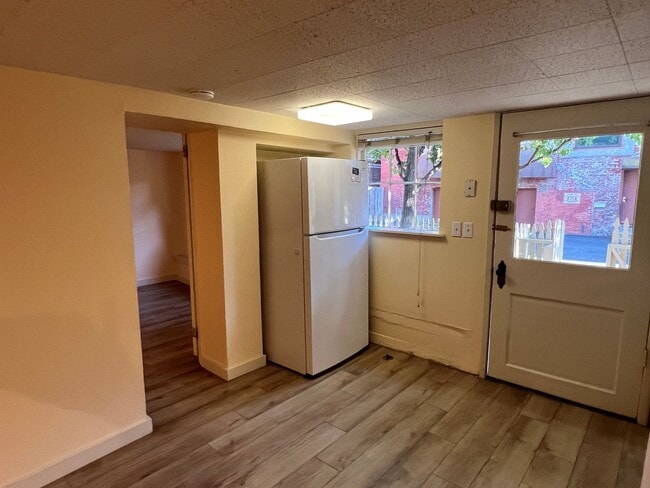 Building Photo - Adorable one bedroom apartment in downtown Grass Valley! Private parking, washer and dryer in unit.